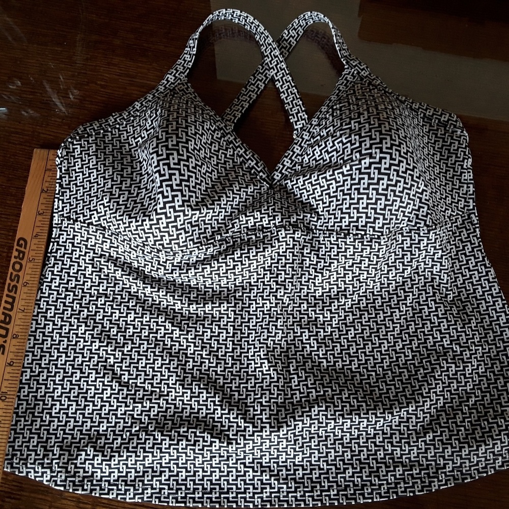 Lands End black and white tankini top size 18